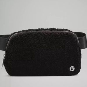 NWT Lululemon Sherpa Belt Bag in Black